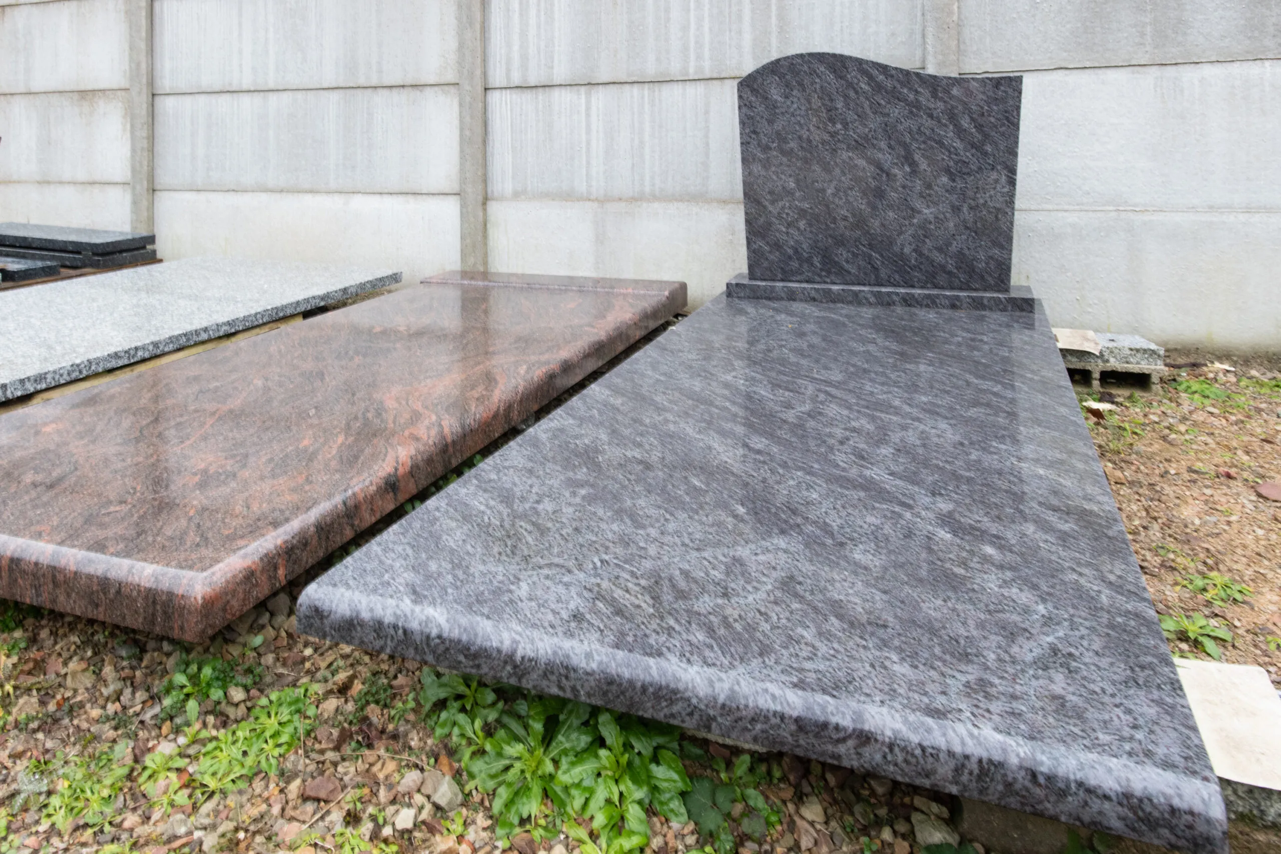 Exposition de monuments funéraires et pierres tombales en granit des Pompes Funèbres Dechamps Frères
