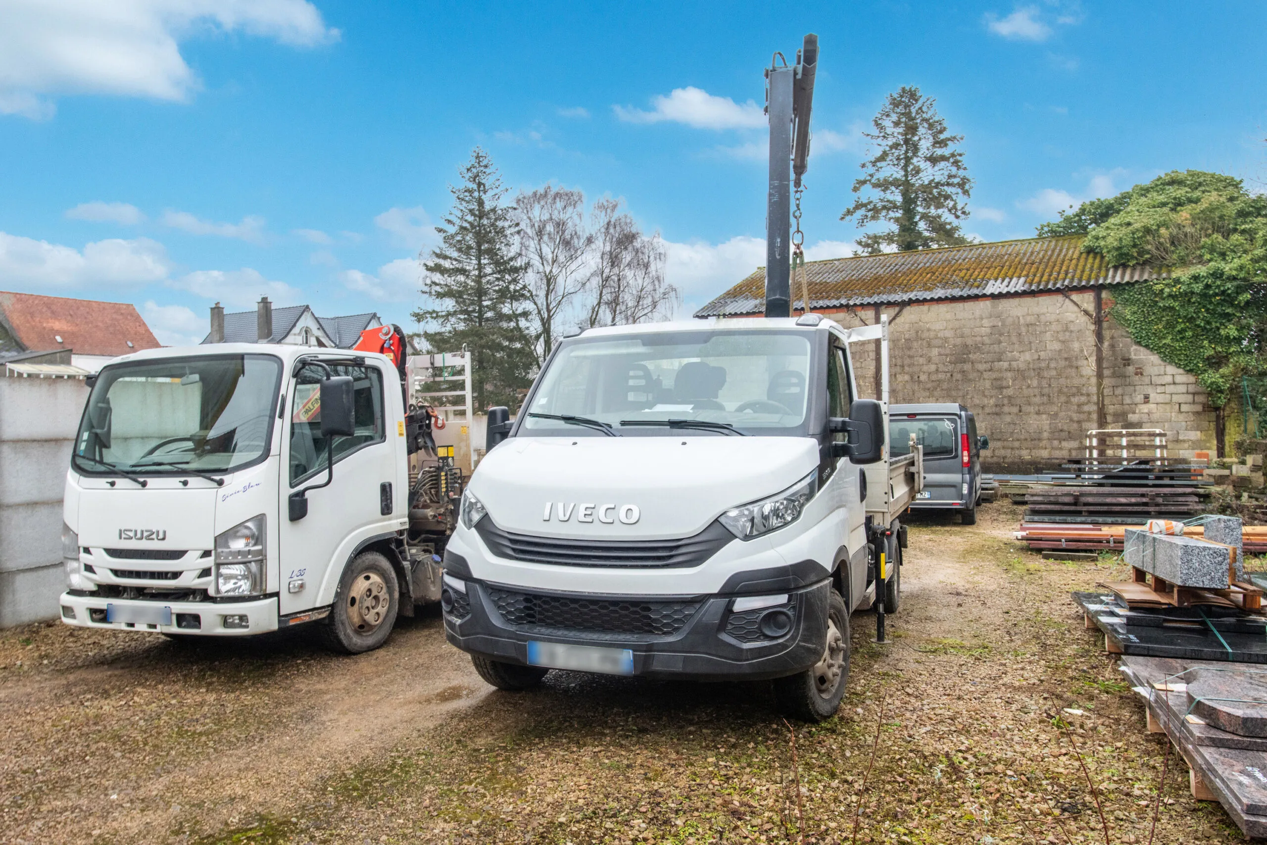Camions de transport de la marbrerie Dechamps Frères stationnés sur le site de production