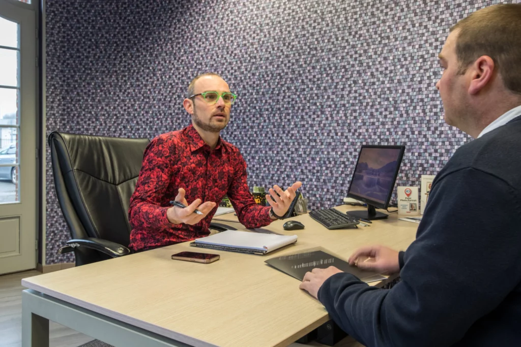 Conseiller des Pompes Funèbres Dechamps Frères en entretien avec un client pour un contrat d'obsèques