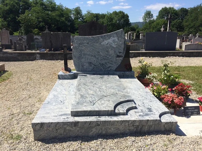 Monument funéraire en granit gris poli installé dans un cimetière par Dechamps Frères